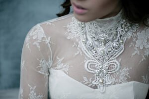 Aluguel de Joias para Noivas - Rendas Plumas Perolas e Pedras Strass